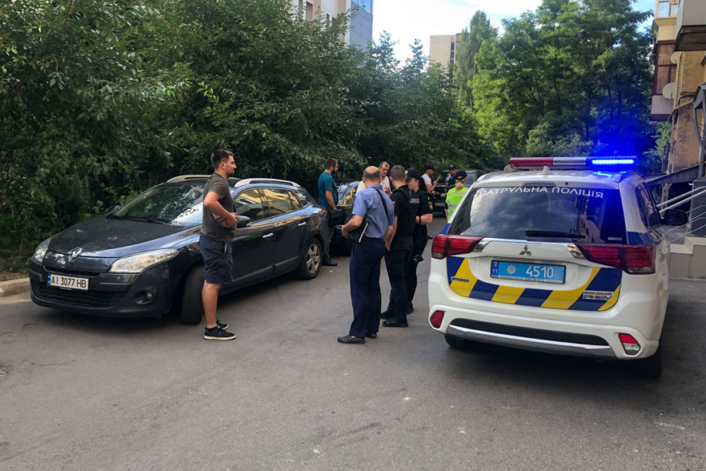 У Києві чоловіки в масках зі стріляниною викрали 1 млн гривень з машини