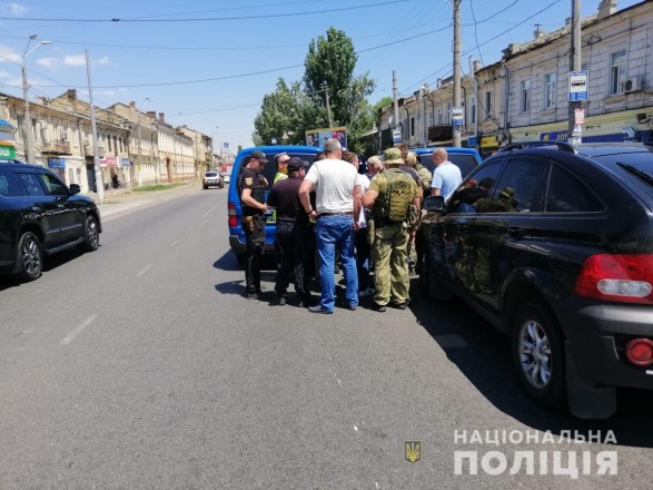 В Одесі звільнили заручниць з захопленої фінустанови