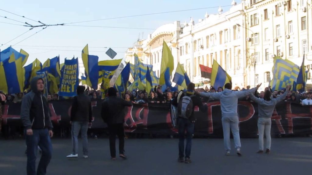 Спів харківських ультрас “Путін … ла-ла-ла-ла” став міжнародним – Порошенко