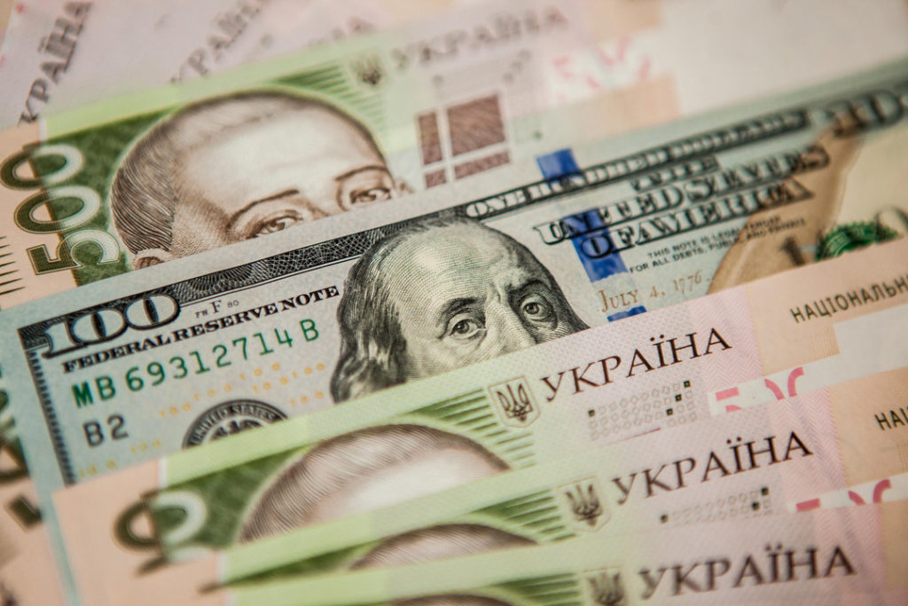Гривна продолжает проседать: курс валют на 17 июля