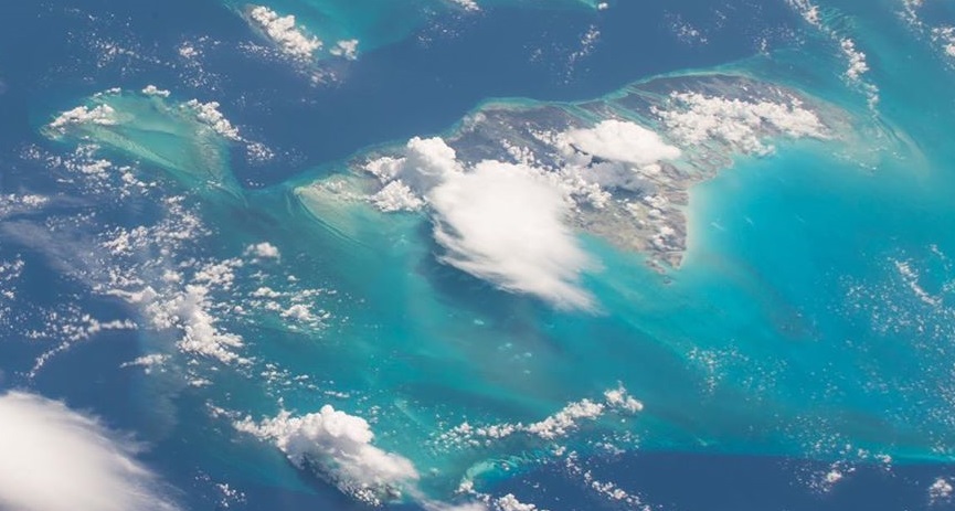 В NASA показали невероятные фото Багамских островов из космоса