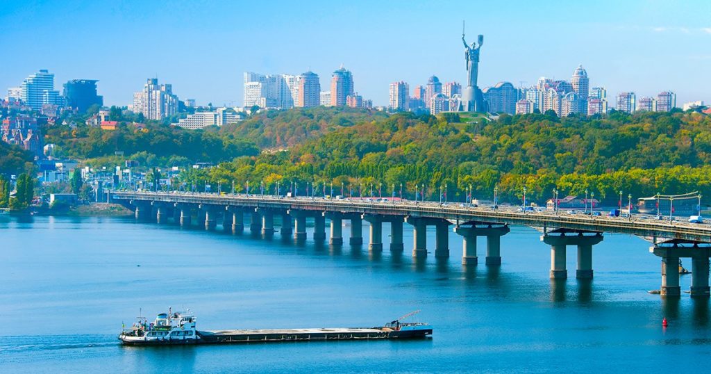 В Киеве столкнулись моторная лодка и яхта: есть погибший