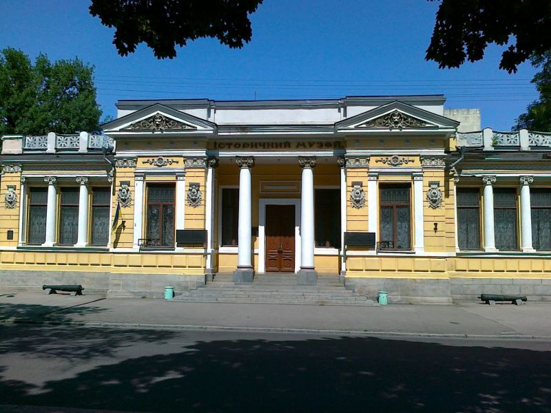 В Днепре кот Семен устроился охранником в исторический музей: фото счастливого четвероногого