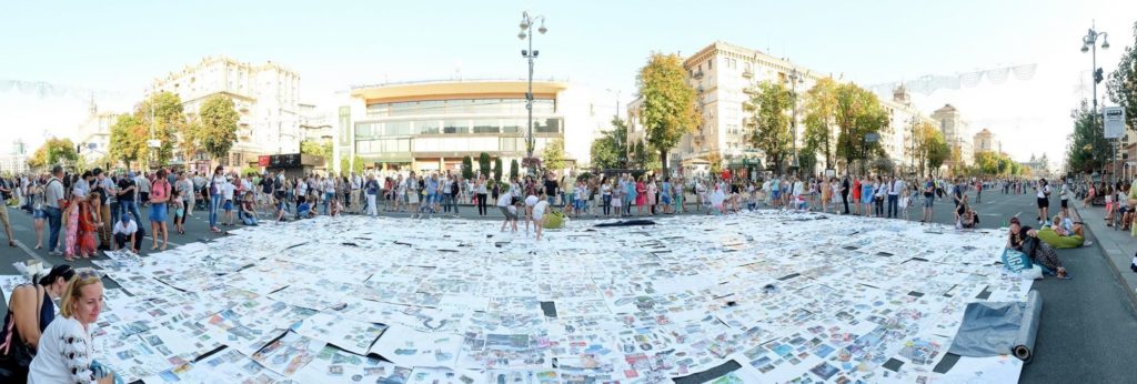 В Киеве на Крещатике для внесения в книгу рекордов Гиннеса создают самую большую «Карту Мечты»