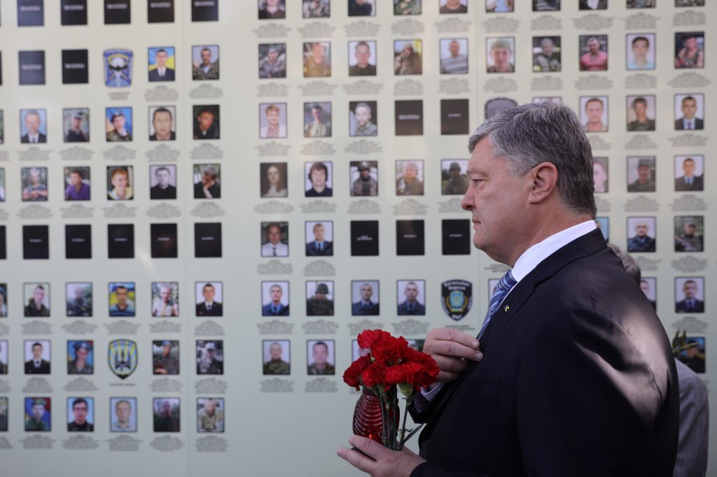 Петр Порошенко вместе с депутатами фракции почтили память погибших защитников Украины