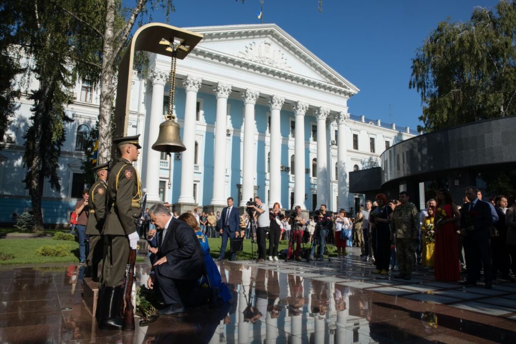 Петр Порошенко почтил память военнослужащих, погибших от российской агрессии