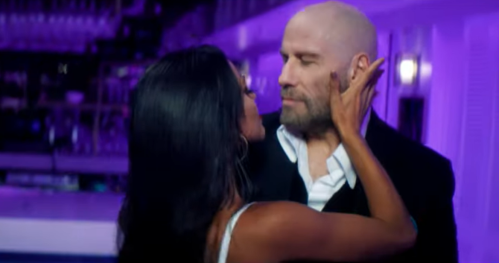 Джон Траволта станцював сальсу в кліпі репера Pitbull