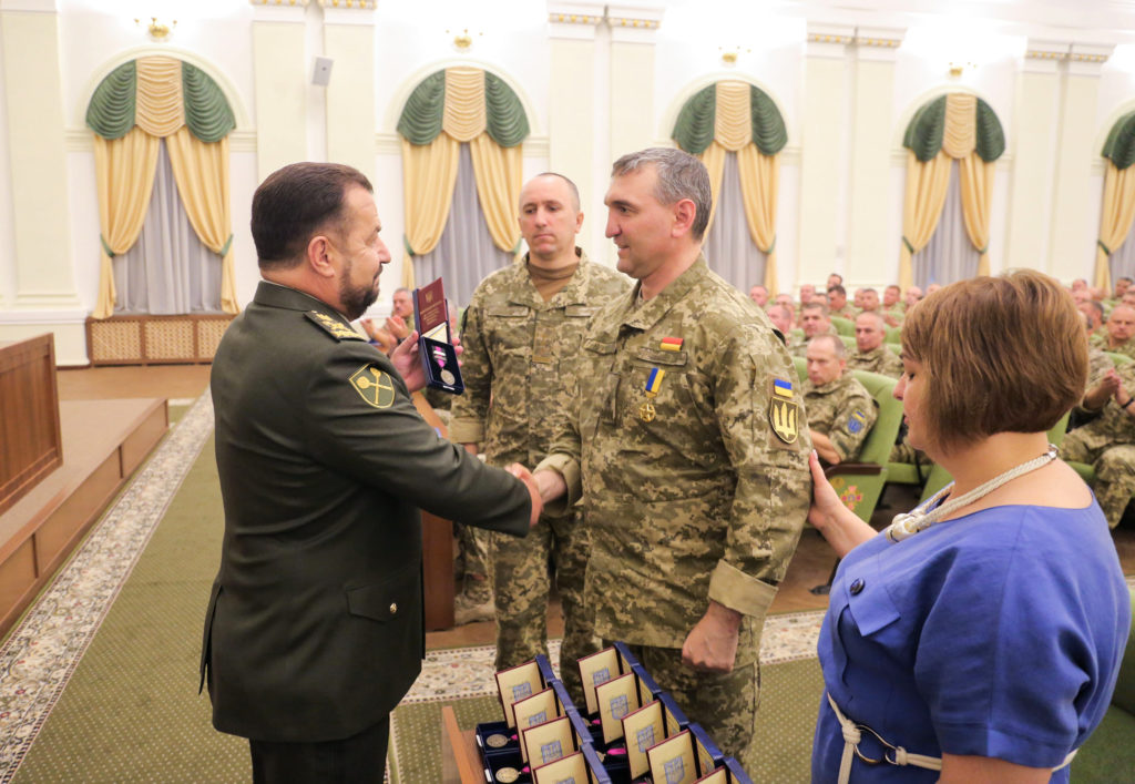 Полторак впервые наградил военных медалями «За ранение»