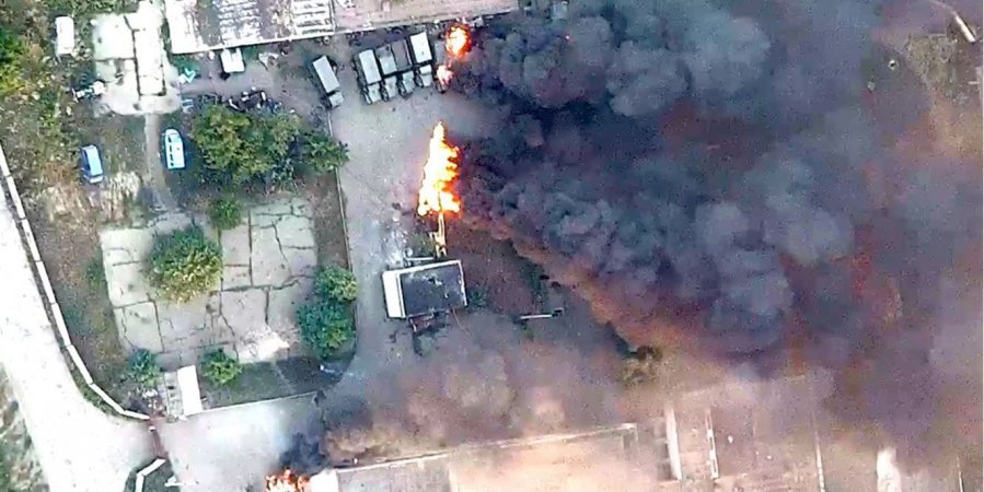 Українські військові знищили військову базу окупантів з 16 вантажівками та 20 бойовиками: потужне відео