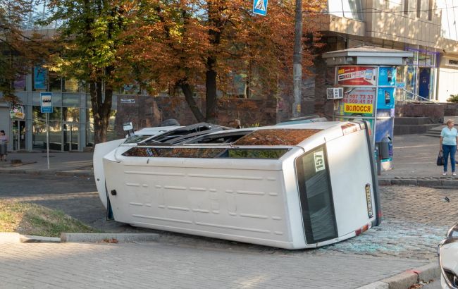 У Дніпрі п’яний водій врізався в маршрутку з пасажирами: 13 постраждалих