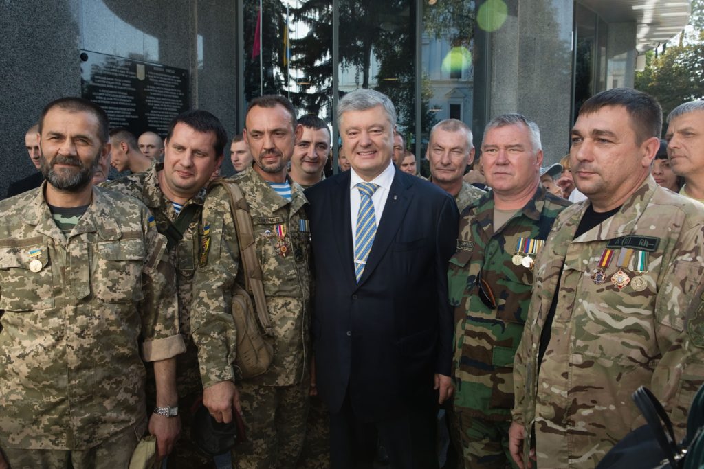 Ми здобули головне – незламне прагнення до свободи: Порошенко привітав українців із 28-ю річницею Незалежності