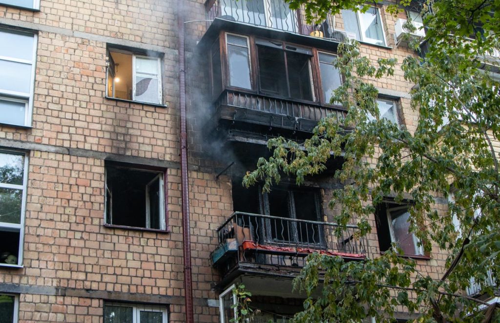 В Киеве вспыхнул пожар в жилом доме, есть погибшие: фото, видео