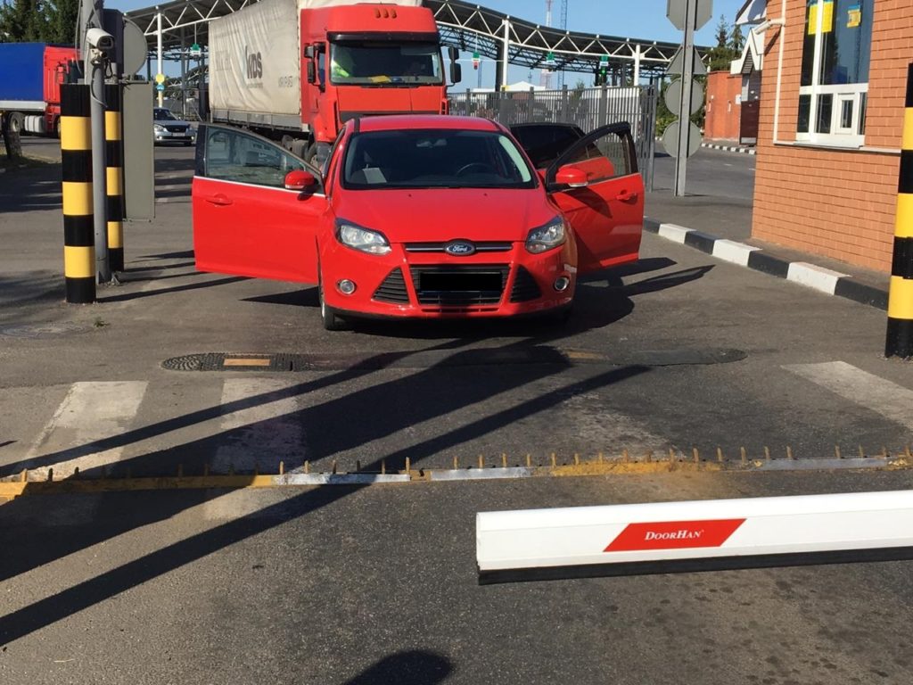 В Харьковской области россиянин на автомобиле пытался прорваться в Украину