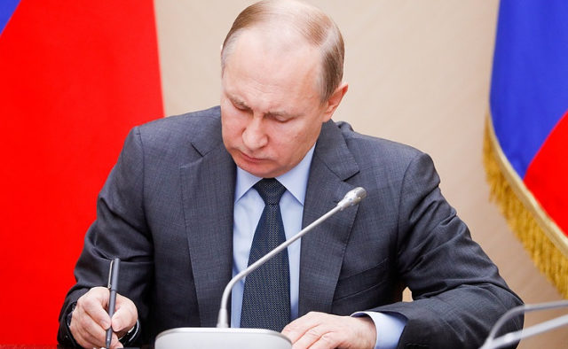 Путін спростив українцям проживання у Росії