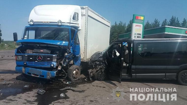 На Луганщині у масштабній аварії постраждало вісім людей: фото з місця ДТП