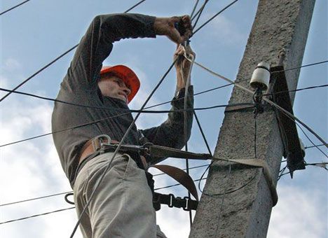 Через негоду в Україні залишилися без струму 130 населених пунктів