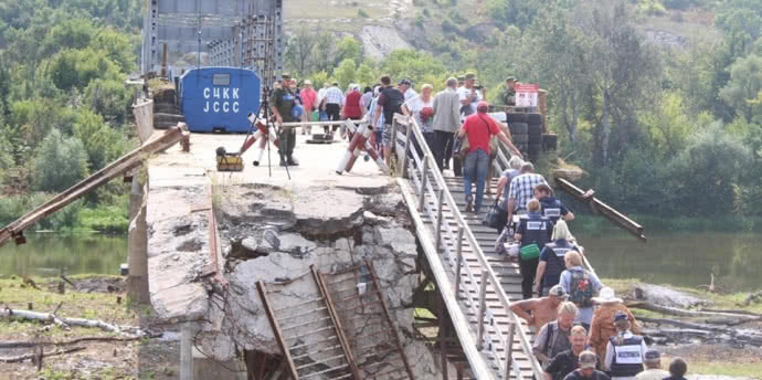 Україна демонтувала фортифікації біля мосту у Станиці Луганській