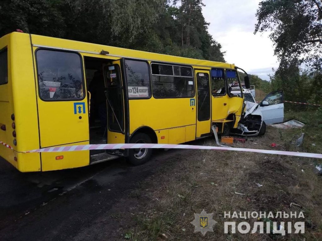 В Черкасской области автобус столкнулся с внедорожником, много пострадавших