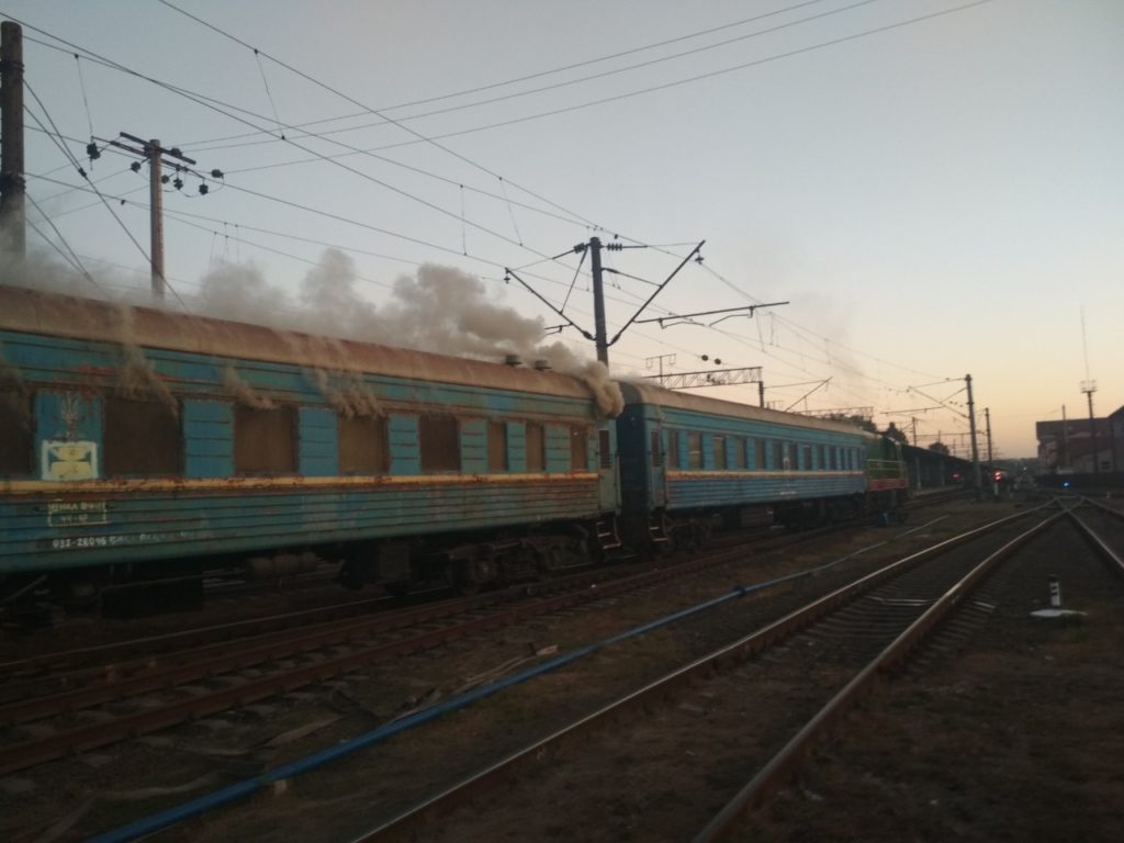 На железнодорожном вокзале в Виннице загорелся пассажирский вагон:  фото