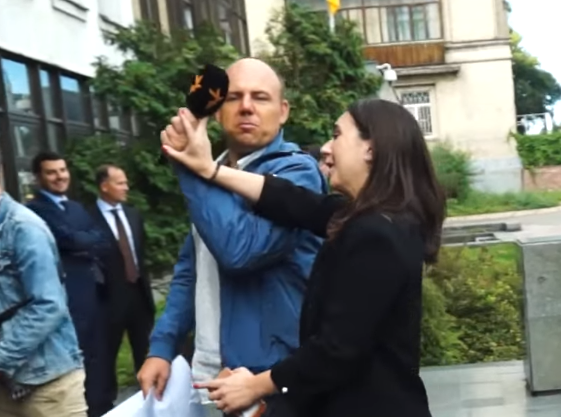 Голова Національної спілки журналістів засудив Мендель за напад на журналіста