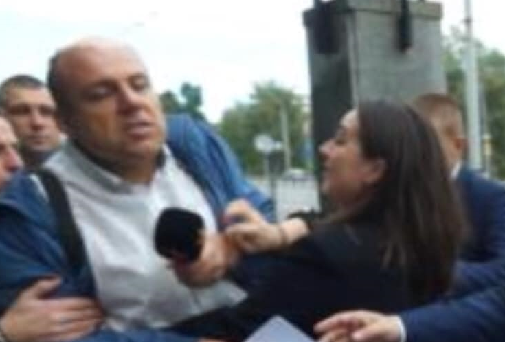 Не кидалася, а зупиняла: Мендель прокоментувала свій напад на журналіста
