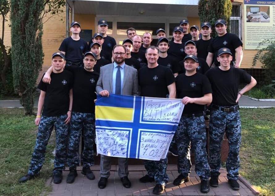 ДБР допитує звільнених з російського полону моряків – адвокат