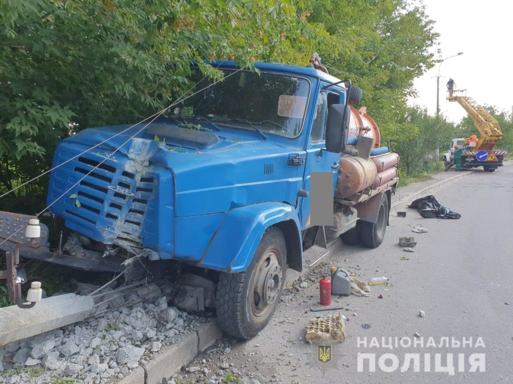 Потерял сознание и влетел в электроопору: в Ровно мужчина умер за рулем автомобиля