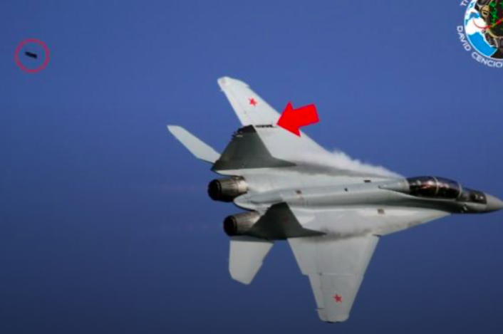 У російського винищувача під час польоту відпала частина літака: фото