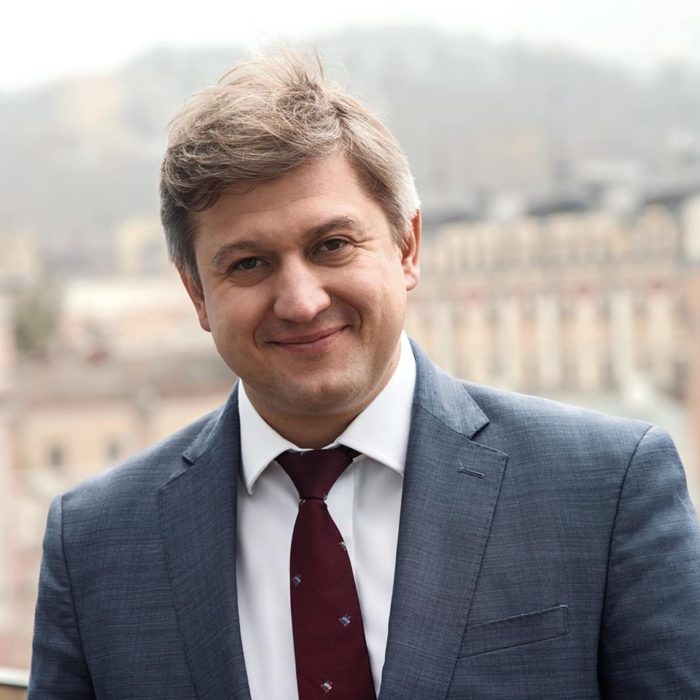 “Так і не знайшов кімнати РНБО?” Соцмережі обговорюють відставку Олександра Данилюка