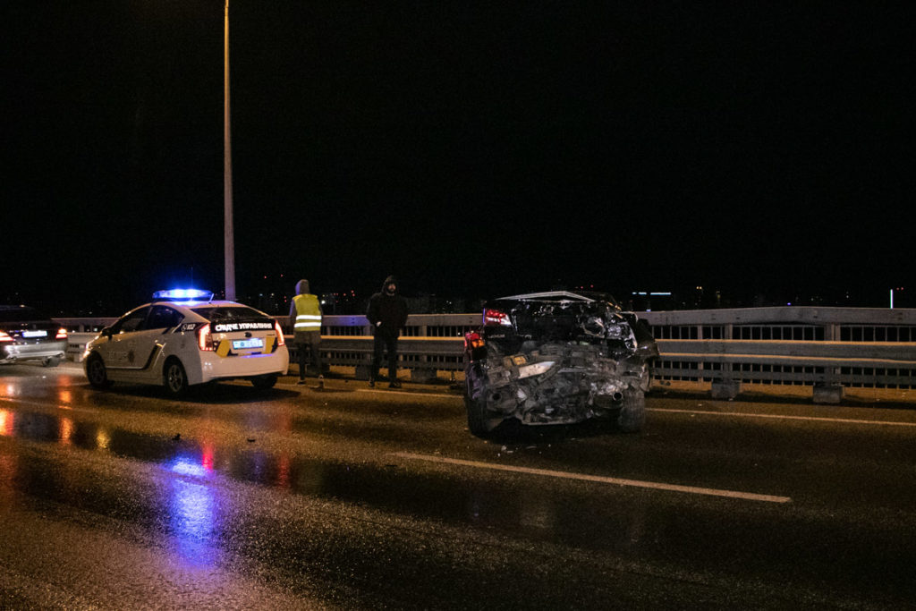 В Киеве на Дарницком мосту Hyundai влетел в два автомобиля: пострадали три человека