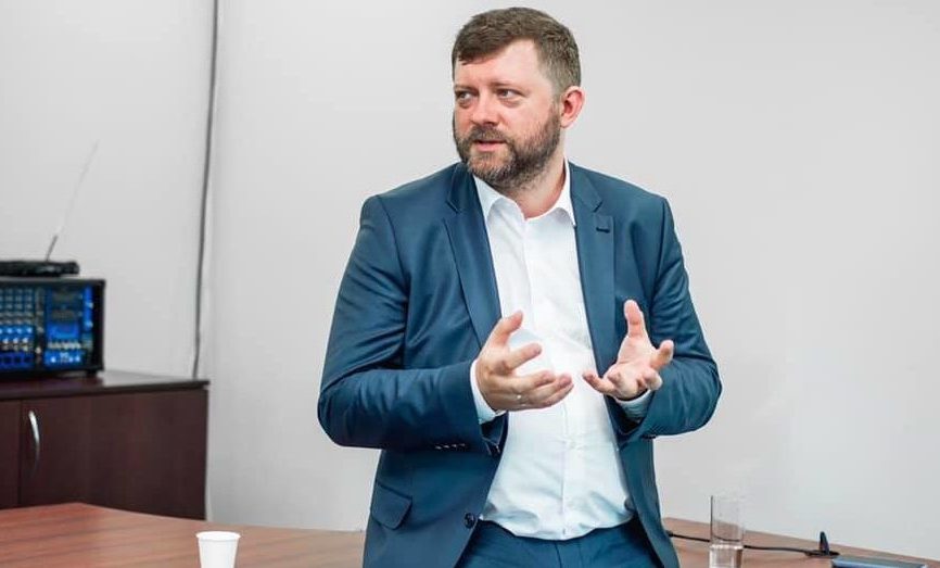 Ні дня без скандалів: нардеп зі “Слуги народу” Корнієнко у парламенті посварився зі своєю колегою