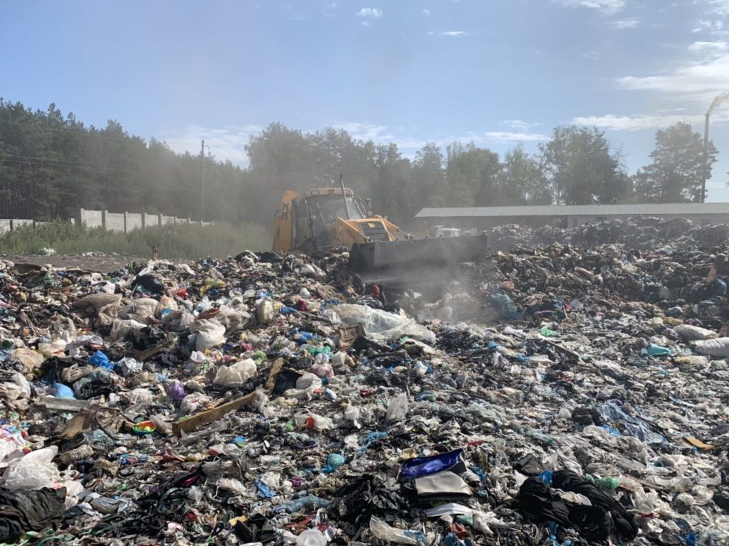 На сміттєзвалищі під Києвом сталася масштабна пожежа: фото