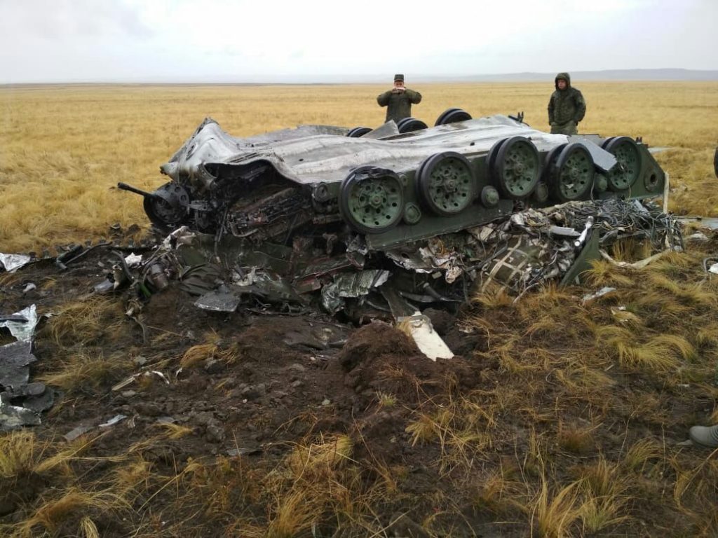 Две российские боевые машины вдребезги разбились во время десантирования на учениях: фото