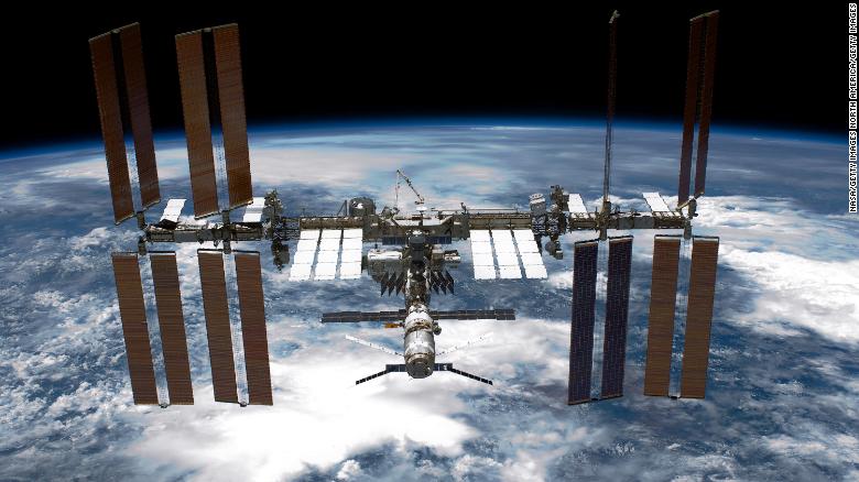 НЛО? Біля МКС на відео-трансляцію потрапив дивний об’єкт: NASA нічого не пояснює