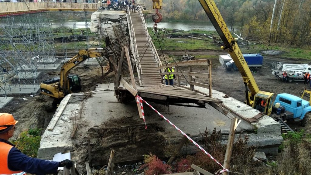 В Станице Луганской начали демонтаж разрушенной части моста