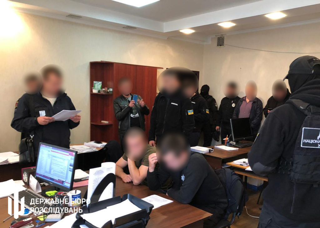 Погрожували й “вибивали” показання: в Одесі затримали двох поліцейських за катування людей