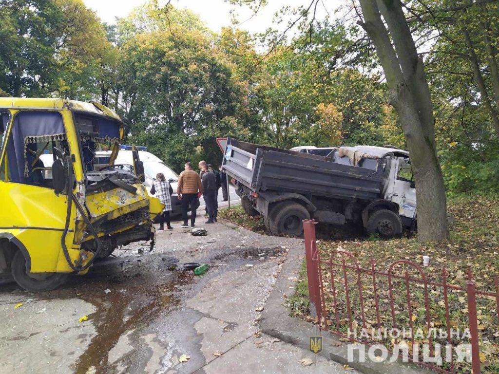 Поблизу Львова вантажівка зіштовхнулася з маршруткою, багато постраждалих