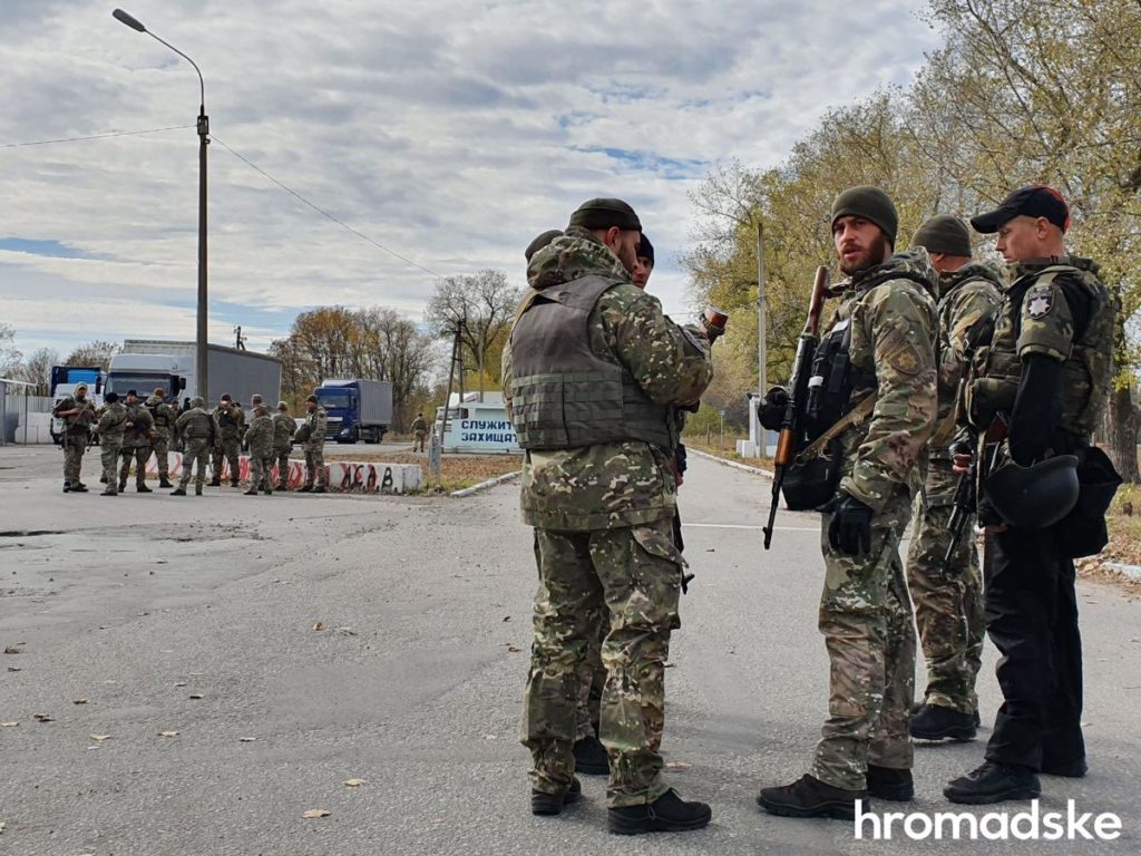 На блокпосту у Кремінному пропустили ветеранів і волонтерів, які рухаються у Золоте