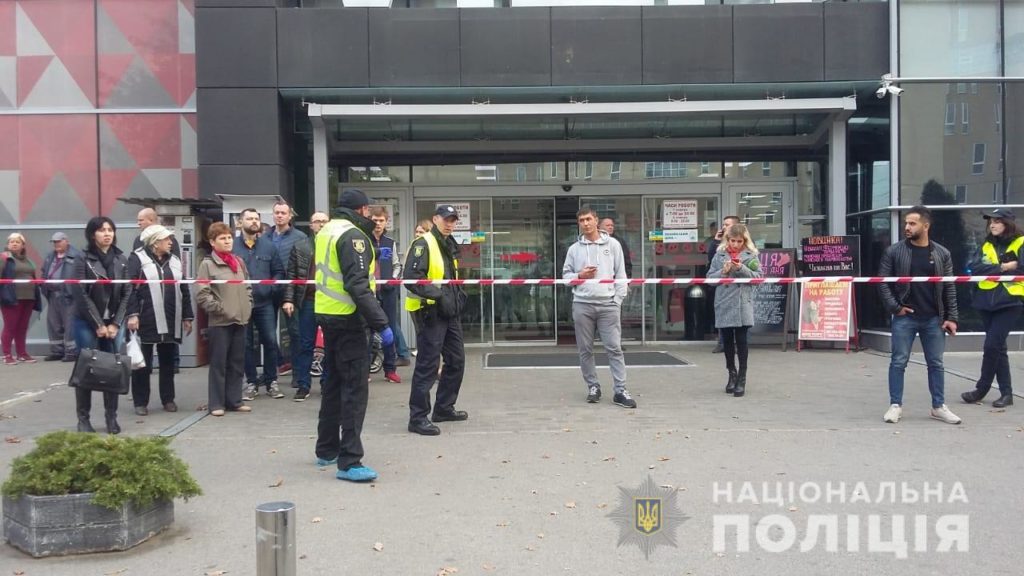 У Харкові біля супермаркету невідомі відкрили вогонь: є загиблий