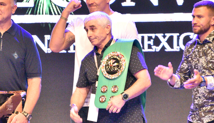WBC вручила батьку Ломаченка спеціальний пояс