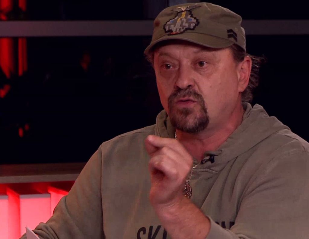 Це щиро, як любов Януковича до “йолки”: Поярков про ковзанку перед будівлею Офісу президента