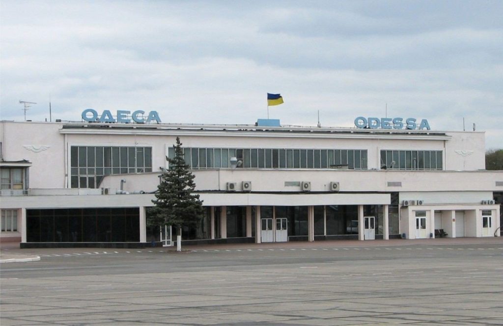 В аэропорту Одессы не смогли приземлиться уже три пассажирских самолета: что происходит