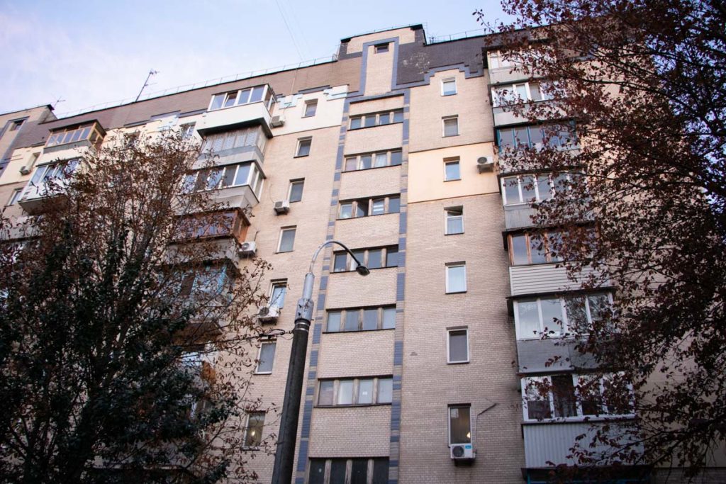 В Киеве в подъезде жилого дома повесился молодой парень