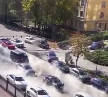 У центрі Києва прорвало трубу з окропом: гаряче відео
