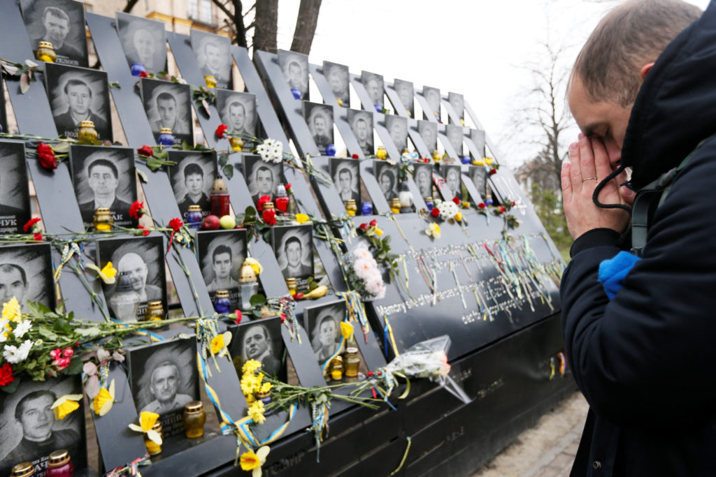 Перед Офісом президента активісти виклали перед   свічками напис “Майдан близько”: подробиці Прямого