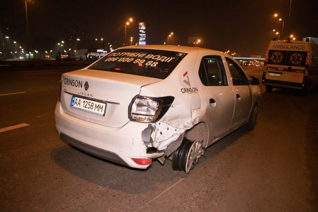 У Києві авто збило насмерть дівчину на тротуарі