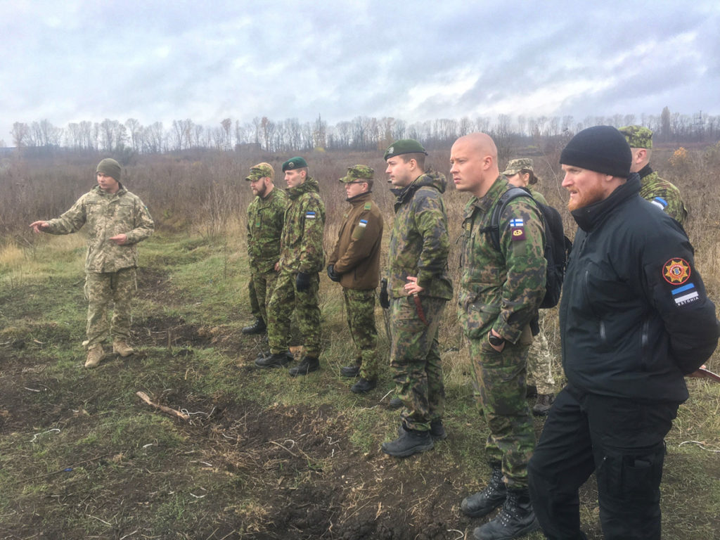 Финские и эстонские военные саперы изучают украинский опыт разминирования
