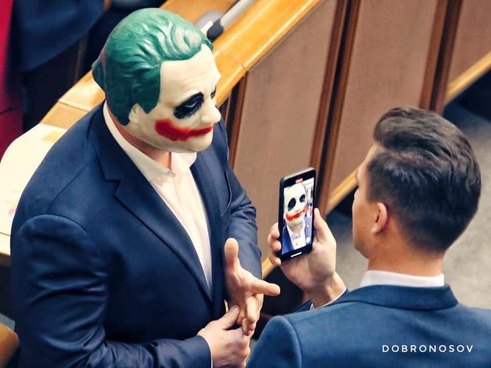Цирк чи парламент? Нардеп Кива прийшов у масці Джокера на засідання Ради