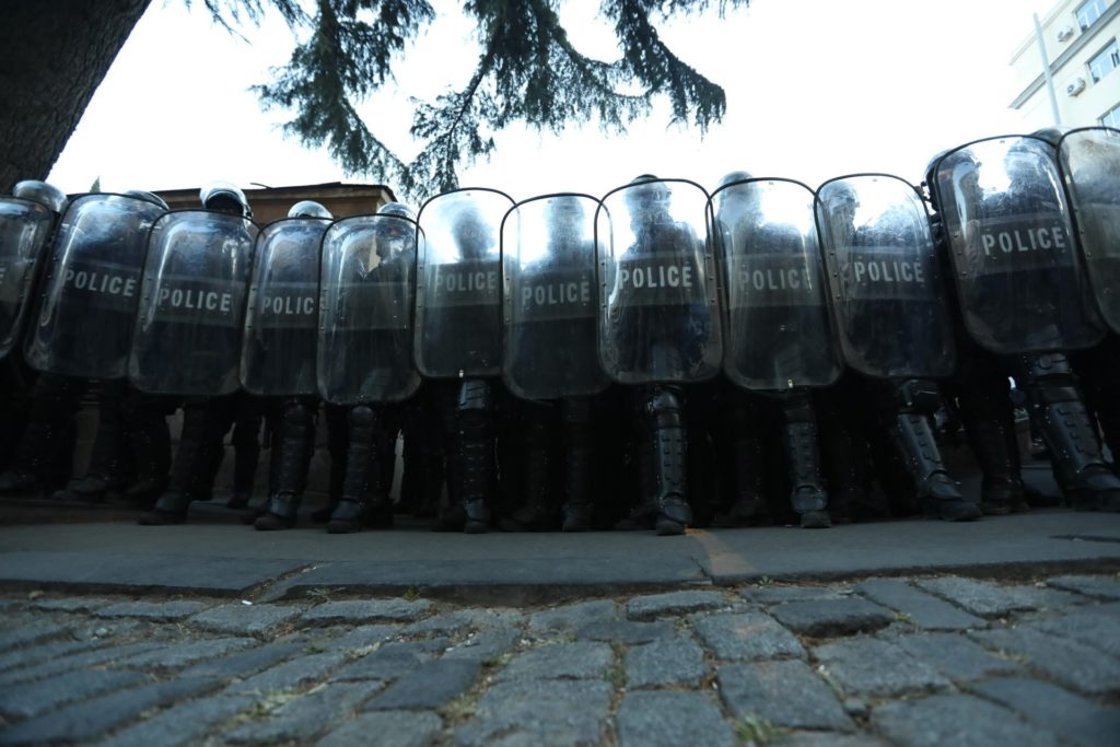 Замок на воротах: в Грузии продолжаются антиправительственные акции протеста