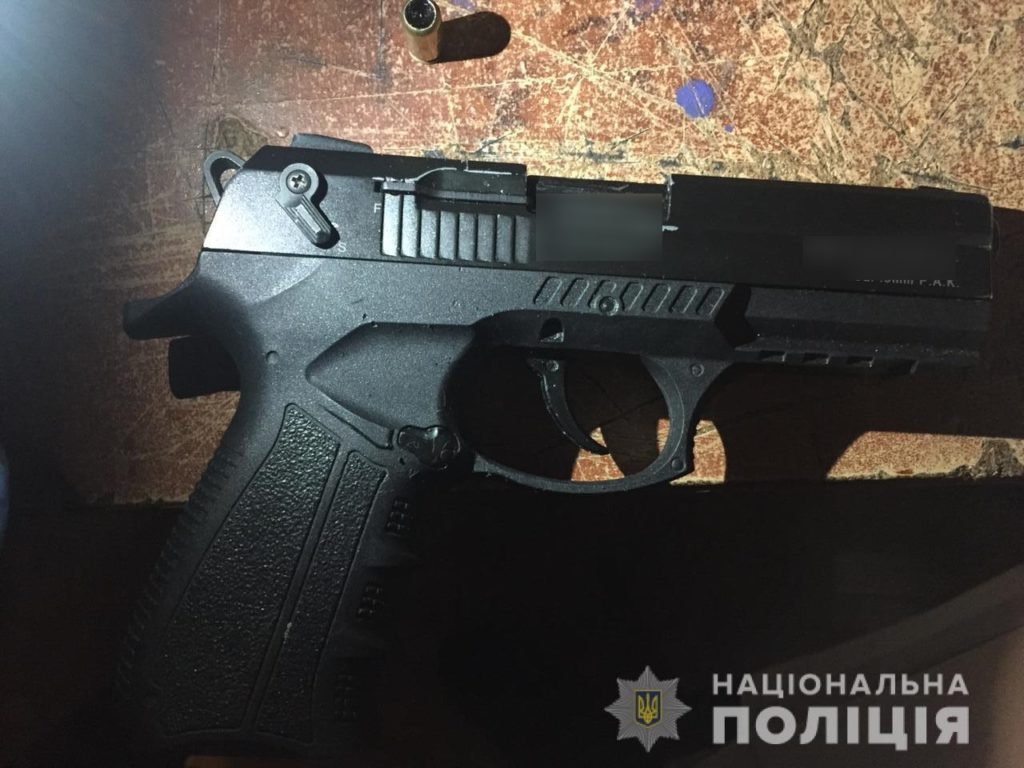 Під Києвом 19-річний юнак з пістолетом за годину двічі пограбував жінок